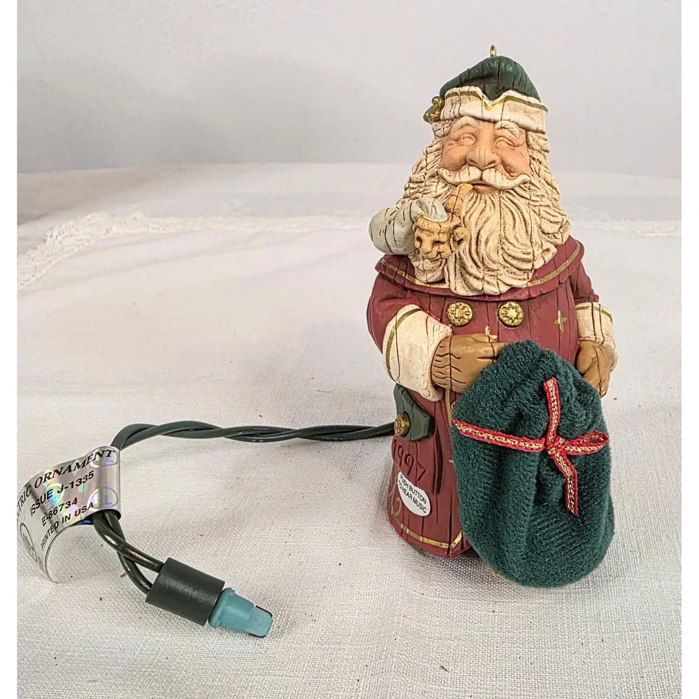 Hallmark Keepsake 1997 Santa's Secret Gift Musical Magic Ornament Robert Chad